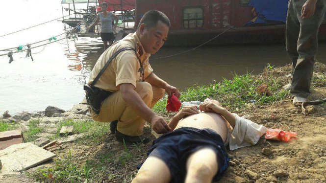 Ông H. nhảy xuống sông Hồng tự tử được CSGT kịp thời đưa lên bờ - Ảnh T.Q.