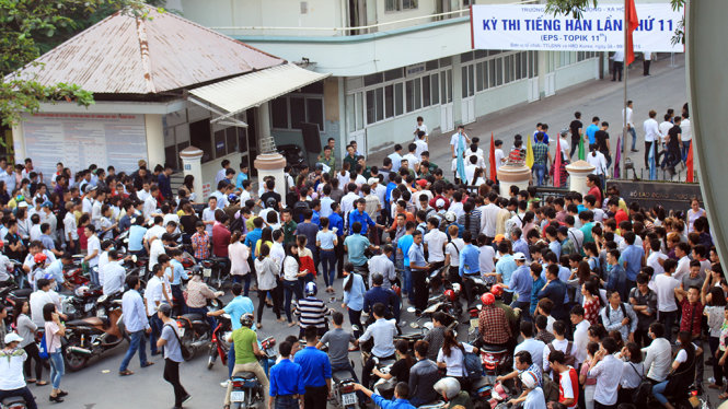 Người lao động dự thi đổ xô vào bên trong khu vực thi sau khi có lệnh mở cửa