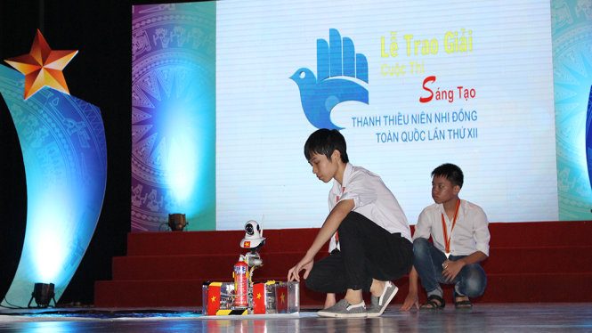 Mô hình sản phẩm “Robot tuần tra và cứu hỏa” đạt giải nhất được chạy thử nghiệm tại chương trình - Ảnh - HÀ THANH