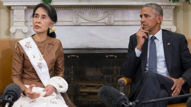 Tổng thống Mỹ Barack Obama (phải) gặp lãnh đạo Myanmar Aung San Suu Kyi tại Nhà Trắng hồi tháng 9 - Ảnh: EPA