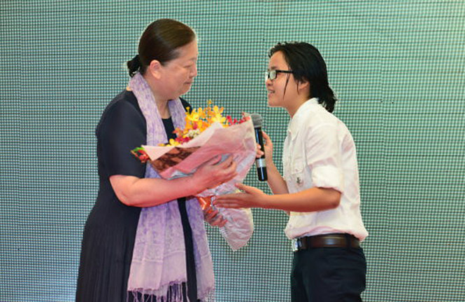 Sinh viên Anh Thư xúc động tặng hoa cho bà chủ tịch Ủy ban điều hành quỹ Lawrence S.Ting- Ảnh: K.ANH