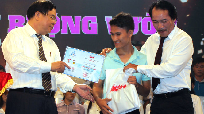 Ông Phạm Gia Túc, phó bí thư thành ủy TP Cần Thơ (trái) và ông Lê Quốc Phong, tổng giám đốc Cty cổ phần phân bón Bình Điền, trưởng ban tổ chức giải Golf  gây quỹ học bổng “Tiếp sức đến trường” (phải) trao học bổng cho các tân sinh viên - Ảnh: T.TRÌNH