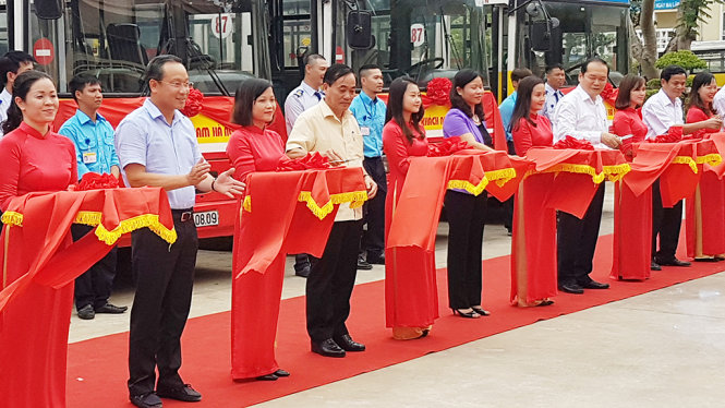 Khai trương 2 tuyến xe buýt từ trung tâm Hà Nội đến khu vực ngoại thành phía Tây và Tây Nam Hà Nội - Ảnh: Điệp Tuyền