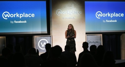 Bà Nicola Mendelsohn, phó chủ tịch phụ trách khu vực châu Âu, Trung Đông và châu Phi của Facebook phát biểu trong buổi triển khai sản phẩm mới Workplace của Facebook tại trung tâm thủ đô London ngày 10-10-2016 - Ảnh: AFP