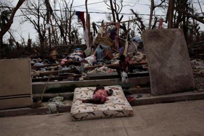 Cảnh hoang tàn sau bão Matthew trên một con phố ở Port-a-Pinment, Haiti ngày 9-10 - Ảnh: Reuters