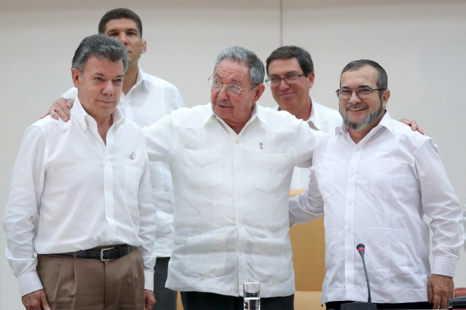 Từ trái sang: Tổng thống Colombia Juan Manuel Santos, Chủ tịch Cuba Raul Castro và lãnh đạo FARC Rodrigo Lodono chụp ảnh ở Havana trong một phiên đàm phán hòa bình tháng 9-2015 -Reuters