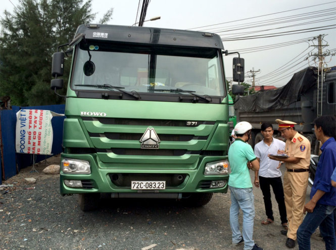Cơ quan Công an TP Biên Hòa lấy lời khai ban đầu từ những người dân tại hiện trường - Ảnh: ĐỨC TRONG