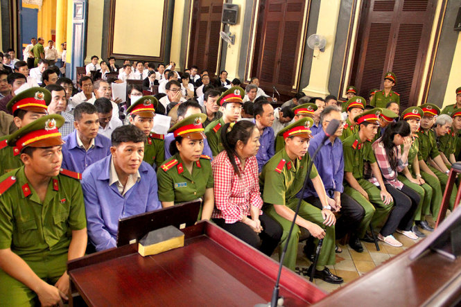 Các bị cáo nguyên là cán bộ, công chức hải quan được tại ngoại nên có mặt khá sớm ở tòa