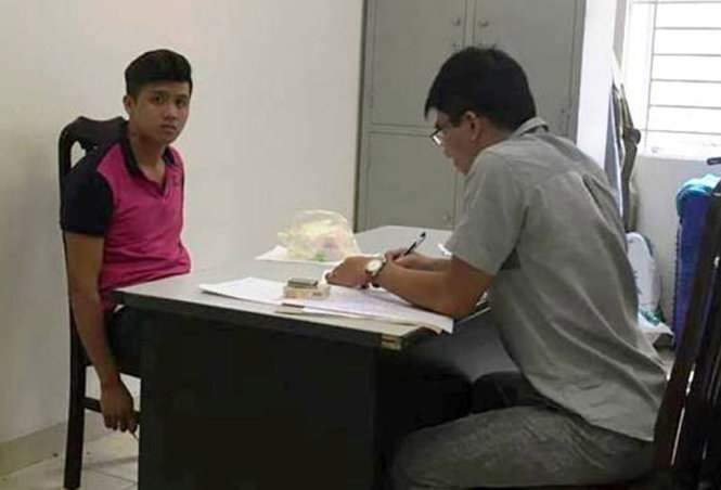 Tùng (bìa trái) làm việc với cơ quan chức năng - Ảnh: QUANG THẾ