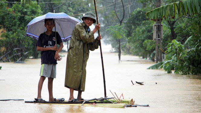 Tại xã Thạch Lâm, huyện Thạch Hà (Hà Tĩnh), người dân phải chèo bè để di chuyển do nước dâng cao - Ảnh: DOÃN HÒA