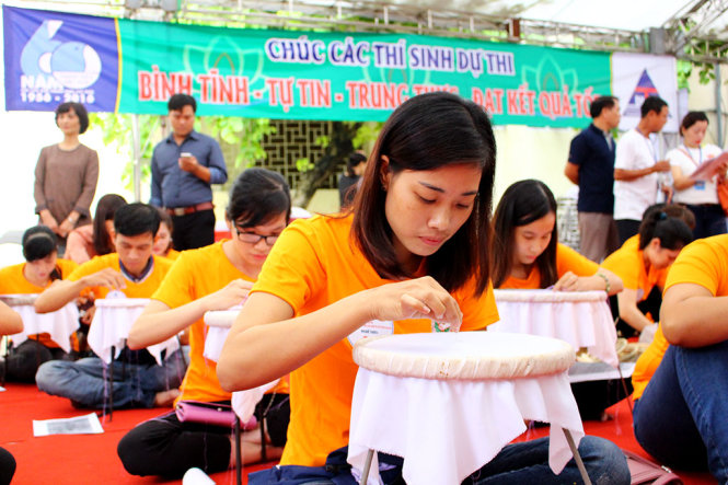 Mang làng nghề truyền thống đến tham gia ngày hội - Ảnh: HÀ THANH