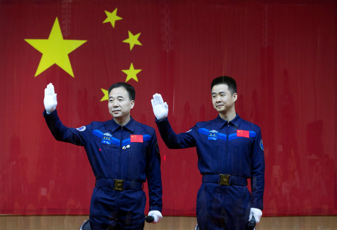 Hai phi hành gia tham gia sứ mệnh Thần châu 11 - Ảnh: Reuters