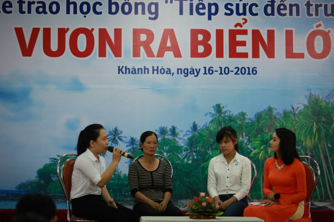 Phần giao lưu với hai tân sinh viên Nguyễn Thị Thu Thảo (trái), Đoàn Thị Phượng (phải) và mẹ của Phượng – bà Đinh Thị Sáu (giữa) - Ảnh: TIẾN THÀNH