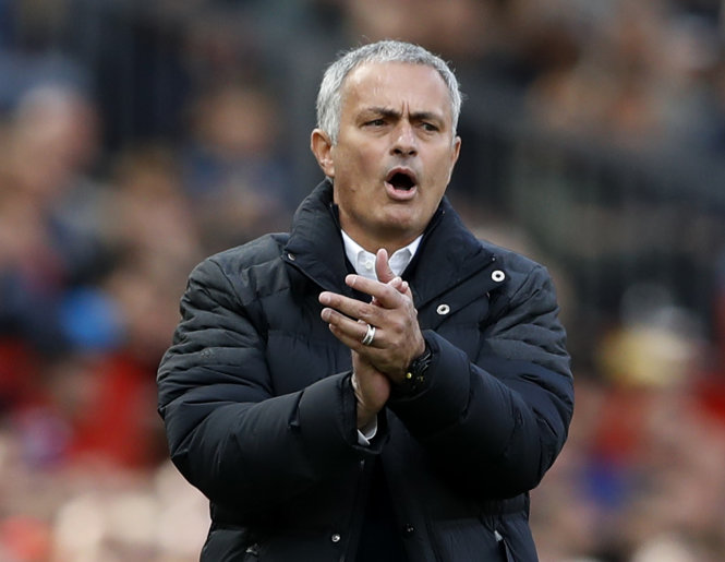 HLV Mourinho xem nhẹ trận M.U - Liverpool. Ảnh: REUTERS