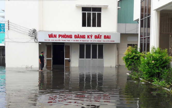 Trụ sở Văn phòng đăng đý quyền sử dụng đất thuộc Sở TN&MT tỉnh Kiên Giang bị ngập nặng - Ảnh: K.Nam