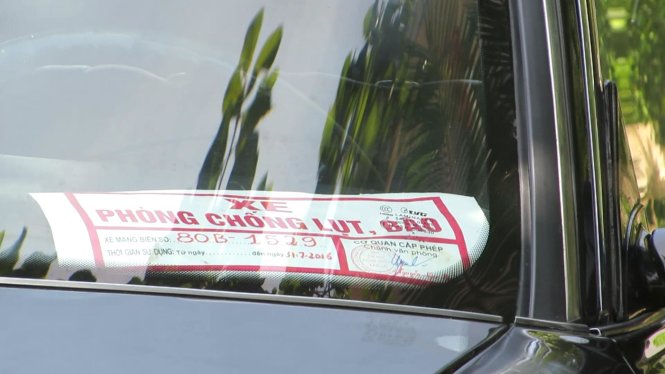 Loại biển ưu tiên xe phòng chống lụt bão mà UBND tỉnh Quảng Bình đã cấp sai quy định nhiều năm qua – Ảnh: QUỐC NAM