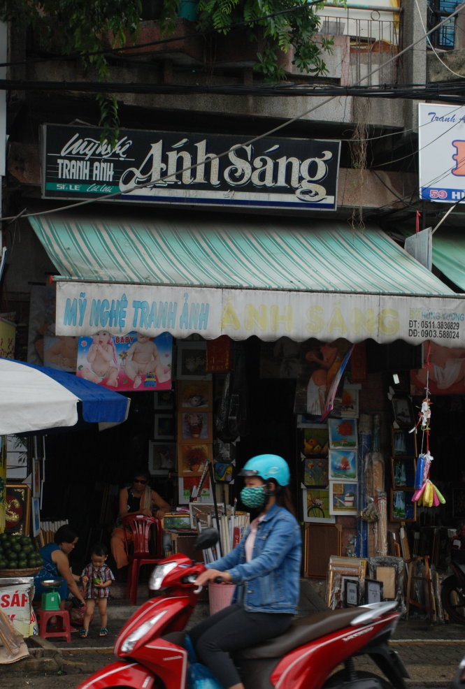 Mặt tiền khu tập thể 57 Hùng Vương được tận dụng làm nơi buôn bán. Sắp tới, các hộ này di dời sẽ được bố trí tái định cư ưu đãi hơn - Ảnh: V.HÙNG