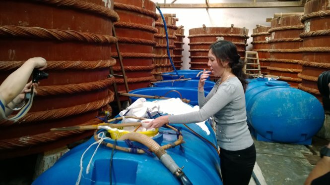Thông tin không đầy đủ về chất lượng nước mắm có thể ảnh hưởng lớn đến nhiều vùng sản xuất nước mắm trên cả nước. Trong ảnh: tại một cơ sở sản xuất nước mắm ở Phú Quốc, Kiên Giang - Ảnh: ANH ĐỨC