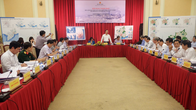 Các đại biểu nêu ý kiến tại hội nghị - Ảnh: LÂM HOÀI