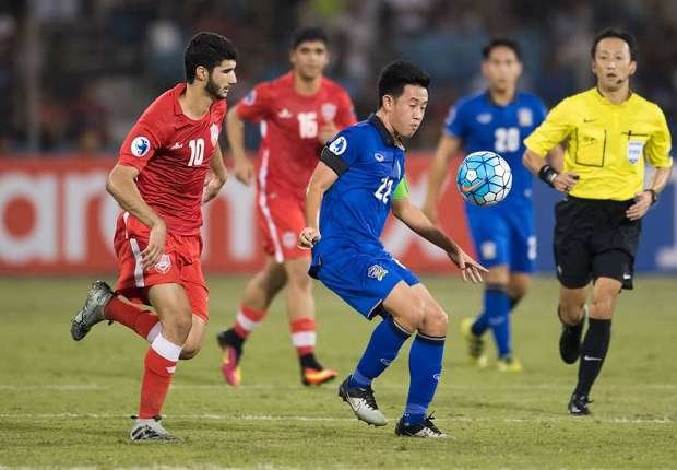 U-19 Thái Lan (áo xanh) trong trận thua Bahrain 2-3. Ảnh: GOAL.COM