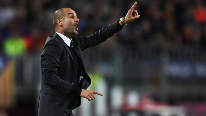 HLV Guardiola trong trận M.C thua Barca 0-4. Ảnh: UEFA