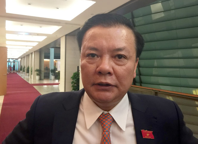 Bộ trưởng Đinh Tiến Dũng trả lời phóng viên Tuổi trẻ - Ảnh: LÊ KIÊN