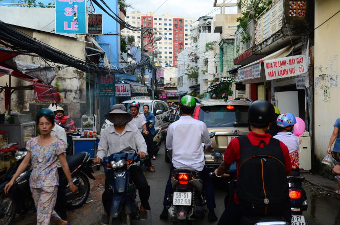 Hẻm 280, đường Bùi Hữu Nghĩa, Q.Bình Thạnh, TP.HCM vào cụm chung cư Mỹ Phước vào giờ cao điểm - Ảnh: QUANG ĐỊNH