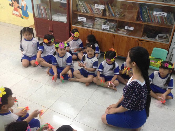 Cô D.L. trong một buổi lên lớp với các học trò ở Trường mầm non Tuồi Thơ, Q.9, TP.HCM - Ảnh: NVCC