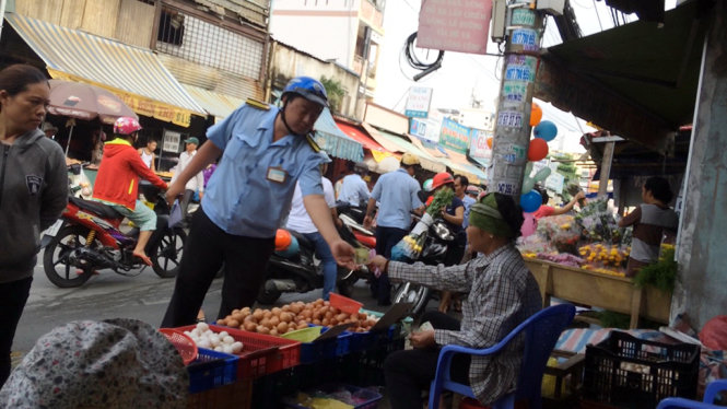 Ông Huỳnh Thanh Bằng - nhân viên quản lý trật tự đô thị thu “tiền tươi” của tiểu thương vừa bị kỷ luật khiển trách - Ảnh Hoàng Lộc