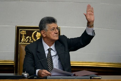 Chủ tịch quốc hội Venezuela, ông Henry Ramos Allup, chủ trì phiên họp bất thường tại Caracas ngày 23-10-2016 - Ảnh: AFP
