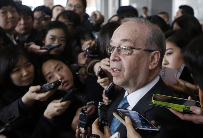 Trợ lý Ngoại trưởng Mỹ Daniel Russel trong vòng vây báo chí - Ảnh: Reuters