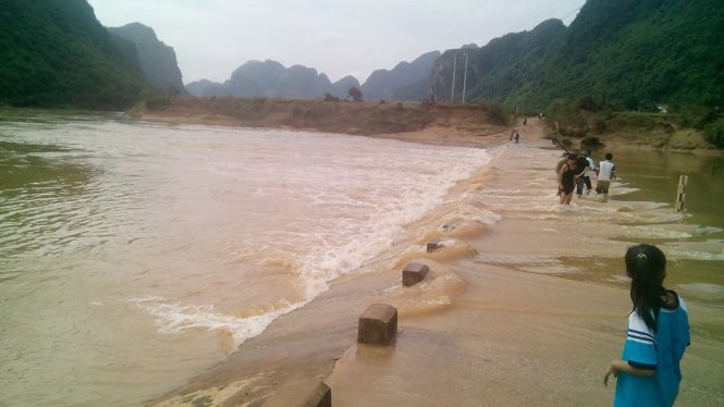Đoạn ngầm tràn mà em Nhung bị nước cuốn mất tích sáng 24-10 – Ảnh: PHẠM DƯƠNG