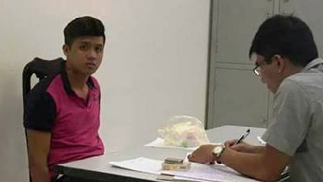 Tùng (bìa trái) làm việc với cơ quan chức năng - Ảnh QUANG THẾ