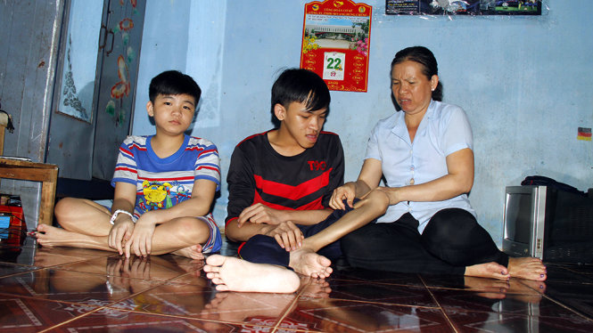Chị Hồng cùng hai người con bị bệnh xương thủy tinh - Ảnh: Xuân An