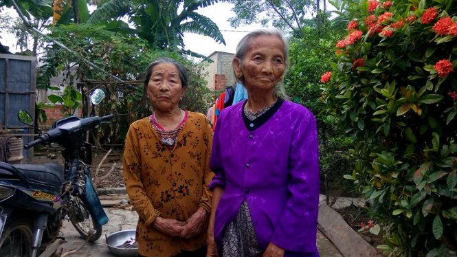 Hai cụ Phạm Thị Quyên và Nguyễn Thị Duyền, trú thôn Trung Thôn cùng được nhận 500 ngàn đồng của đoàn cứu trợ nhưng sau đó bị thôn thu lại 400 ngàn – ảnh: Đ.T