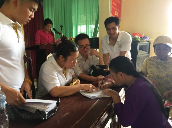 CLB Bóng đá phóng viên TP. Đà Nẵng cùng các mạnh thường quân trao quà tận tay bà con vùng lũ - Ảnh: Đ.C