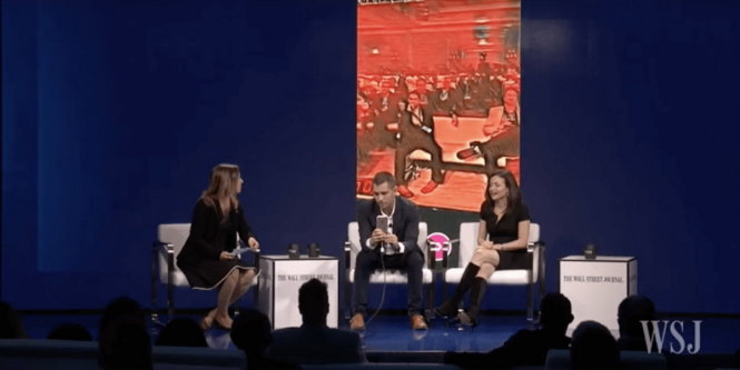 Giám đốc Sản phẩm Facebook Chris Cox (giữa) đang trình diễn công nghệ hình ảnh mới áp dụng cho video trực tiếp (live-video) - Ảnh trích từ clip trực tiếp: VentureBeat