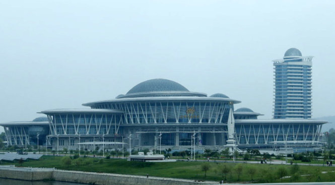 Khách sạn “chọc trời” Ryugyong không biết bao giờ mới hoàn thiện - Ảnh: THÁI LỘC