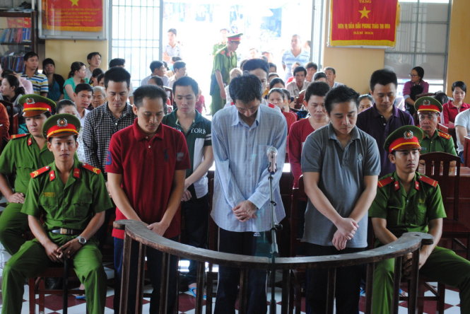 Các đối tượng trộm cá phi lê tại tòa - Ảnh: Long Sa