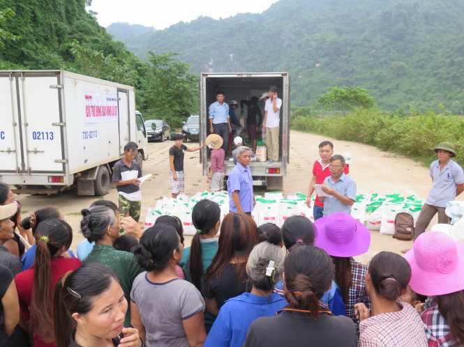 Ông Nguyễn Văn Thông - trưởng thôn Tràm Mé, xã Sơn Trạch, huyện Bố Trạch, tỉnh Quảng Bình - cầm danh sách gọi từng người dân trong thôn lên nhận quà cứu trợ - Ảnh: TẤN VŨ
