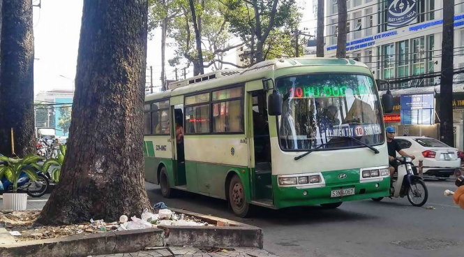 Chiếc xe buýt nơi xảy ra cự cãi giữa nạn nhân và người đàn ông áo xanh - Ảnh: P.K.