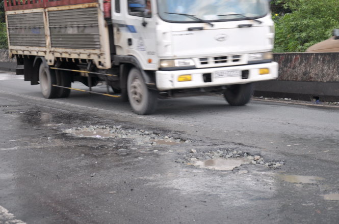 Quốc lộ 1 đoạn từ ngã ba Trung Lương, huyện Châu Thành đến thị xã Cai Lậy (Tiền Giang) đầy “ổ gà” - Ảnh: T.TÚ