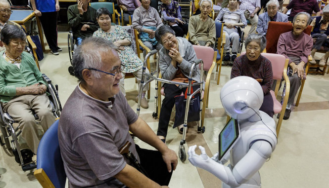 Người già tại Nhật tương tác với robot - Ảnh: WSJ