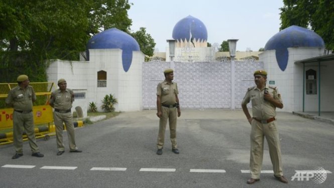 Quân đội Ấn Độ canh gác trước Cao ủy Pakistan tại New Delhi - Ảnh: AFP