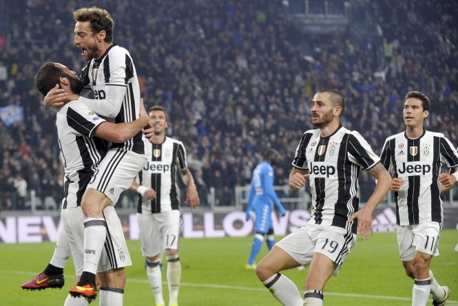 Các cầu thủ Juventus ăn mừng bàn thắng vào lưới Napoli. Ảnh: REUTERS