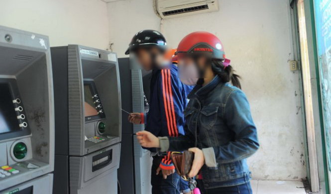 Người đứng tên mở thẻ ATM thuê sẽ gặp nhiều rủi ro nếu thẻ do mình đứng tên được sử dụng vào mục đích phi pháp - Ảnh minh họa: rút tiền ở máy ATM