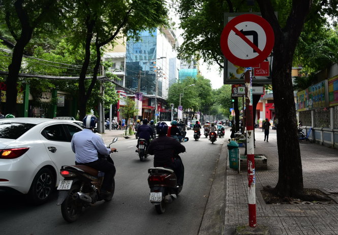 Biển cấm rẽ trái trên đường Võ Văn Tần, Q.3, TP HCM - Hữu Thuận