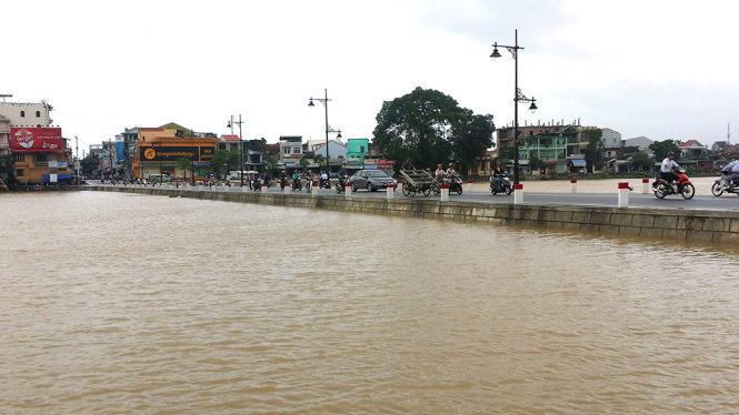 Đập Đá là nơi thường ngập lũ đầu tiên ở trung tâm Tp Huế. Lúc 7g30 sáng nay, mực nước vẫn còn thấp - Ảnh: MINH TỰ