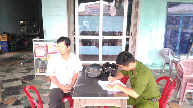 Công an lấy lời khai đối với ông Trương Văn Chung - Ảnh: TRƯỜNG TRUNG