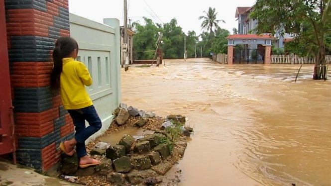 Những đoạn nước lũ tràn đường rất nguy hiểm cho việc qua lại. Nhiều người đã bị nước cuốn khi liều lĩnh đi qua những đoạn như thế này - Ảnh: QUỐC NAM